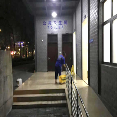 重庆市大渡口区市政辖区内两处场所为防滑施工