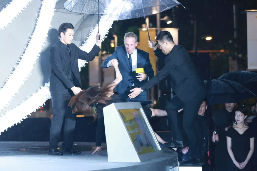 2020年6月19日  舒淇出席活动时因地滑摔倒