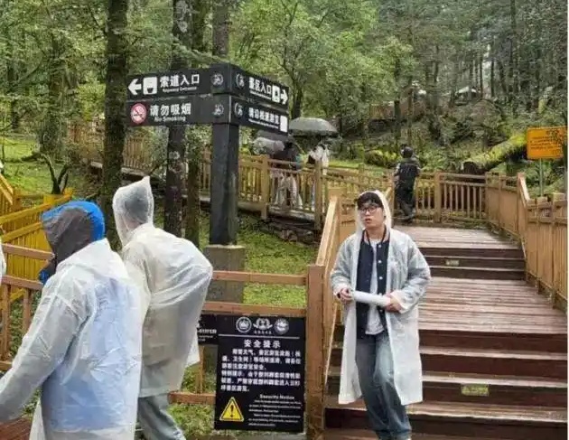 玉龙雪山滑倒至老人摔伤 玉龙雪山滑倒至老人摔伤